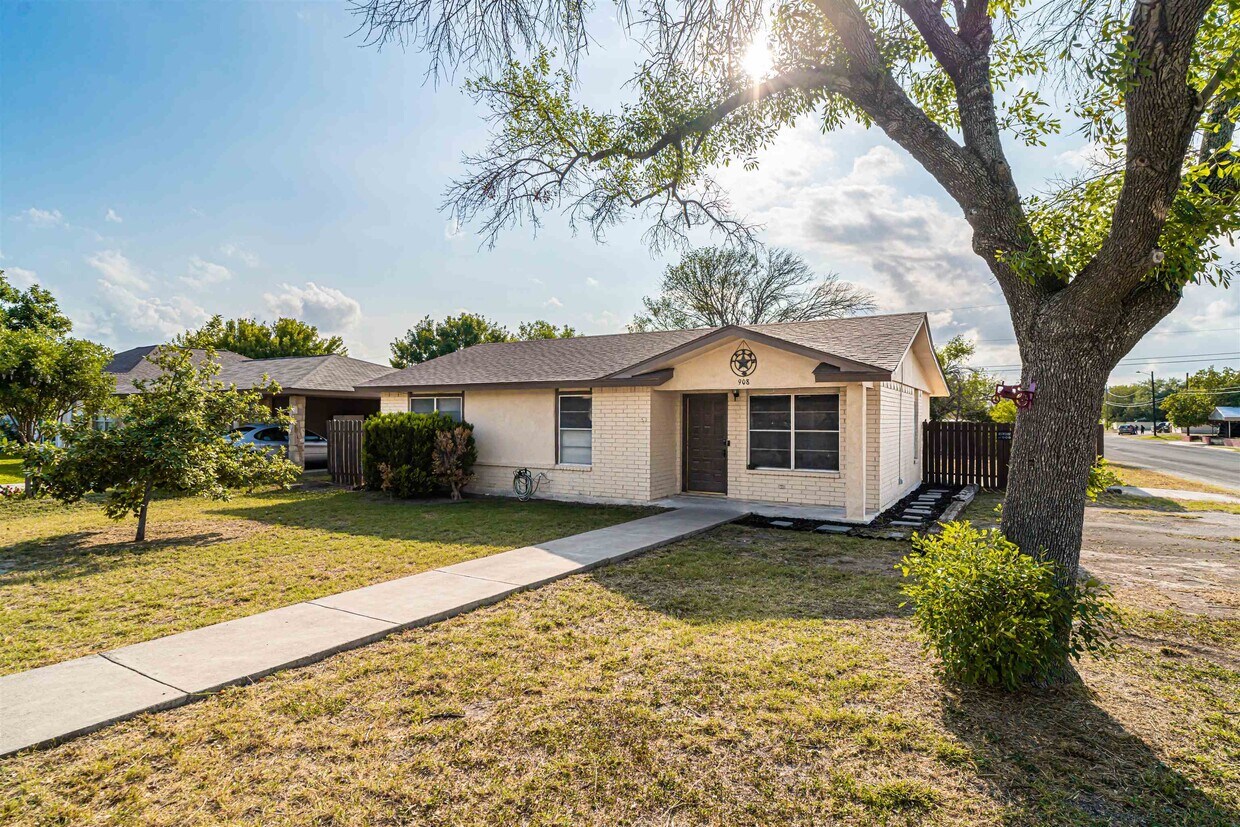 Primary Photo - 908 Ave Q