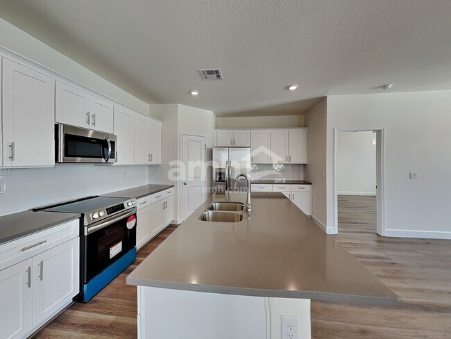 Building Photo - 10390 Bishops Cap St