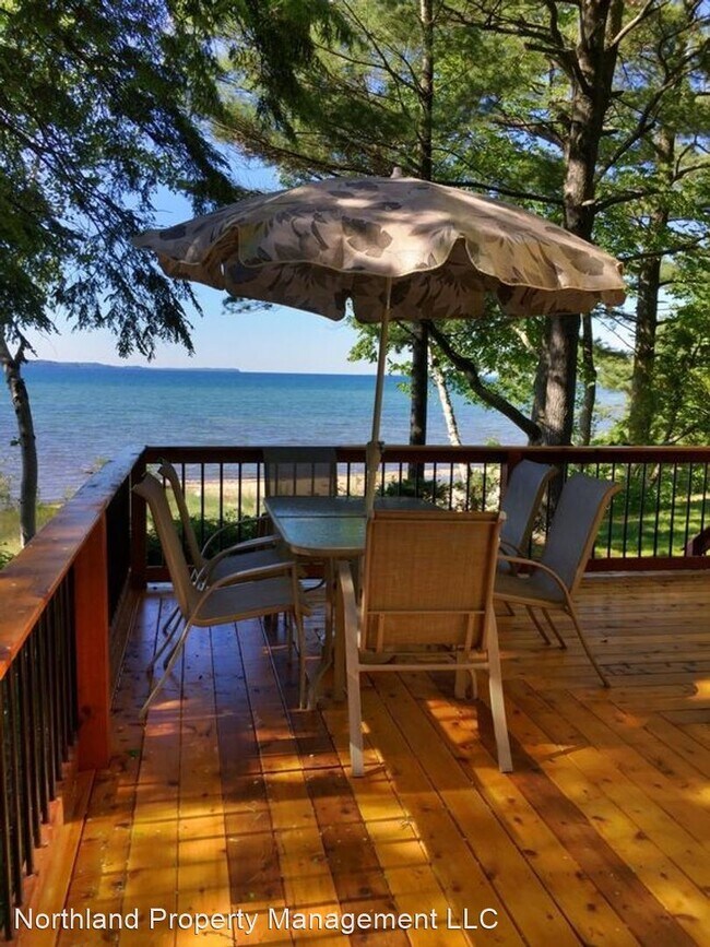 Building Photo - 4 br, 2.5 bath House - 8885 Birchview Dr