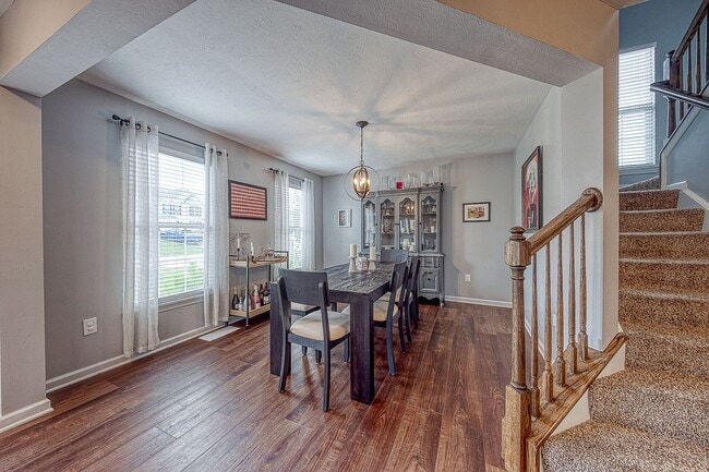 Building Photo - Super Cute 4 bedroom 3 1/2 bath home: Perf...