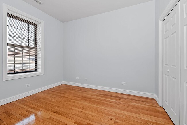 Foto del edificio - Two Bedroom Condo Unit For Rent In Bronzev...