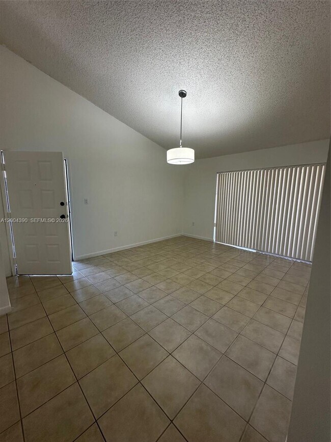 Foto del edificio - 7220 NW 179th St
