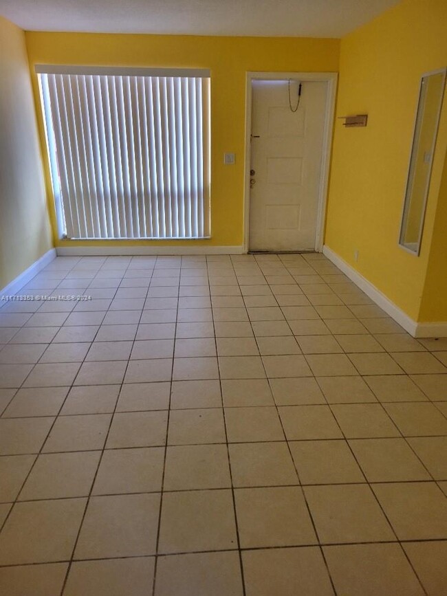 Building Photo - 1 bedroom in Hallandale FL 33009