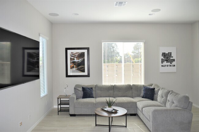 Sala de estar delantera - 901 S Smith Rd
