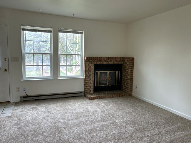 Foto del edificio - Quiet and Sunlit Townhome with Attached Garage and Washer/Dryer Included