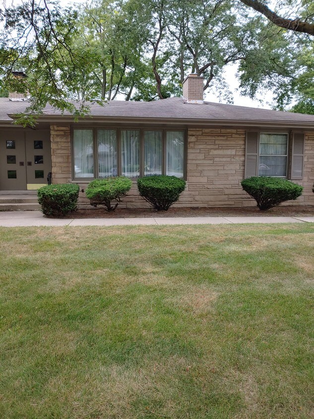Frente - 6474 Taft St