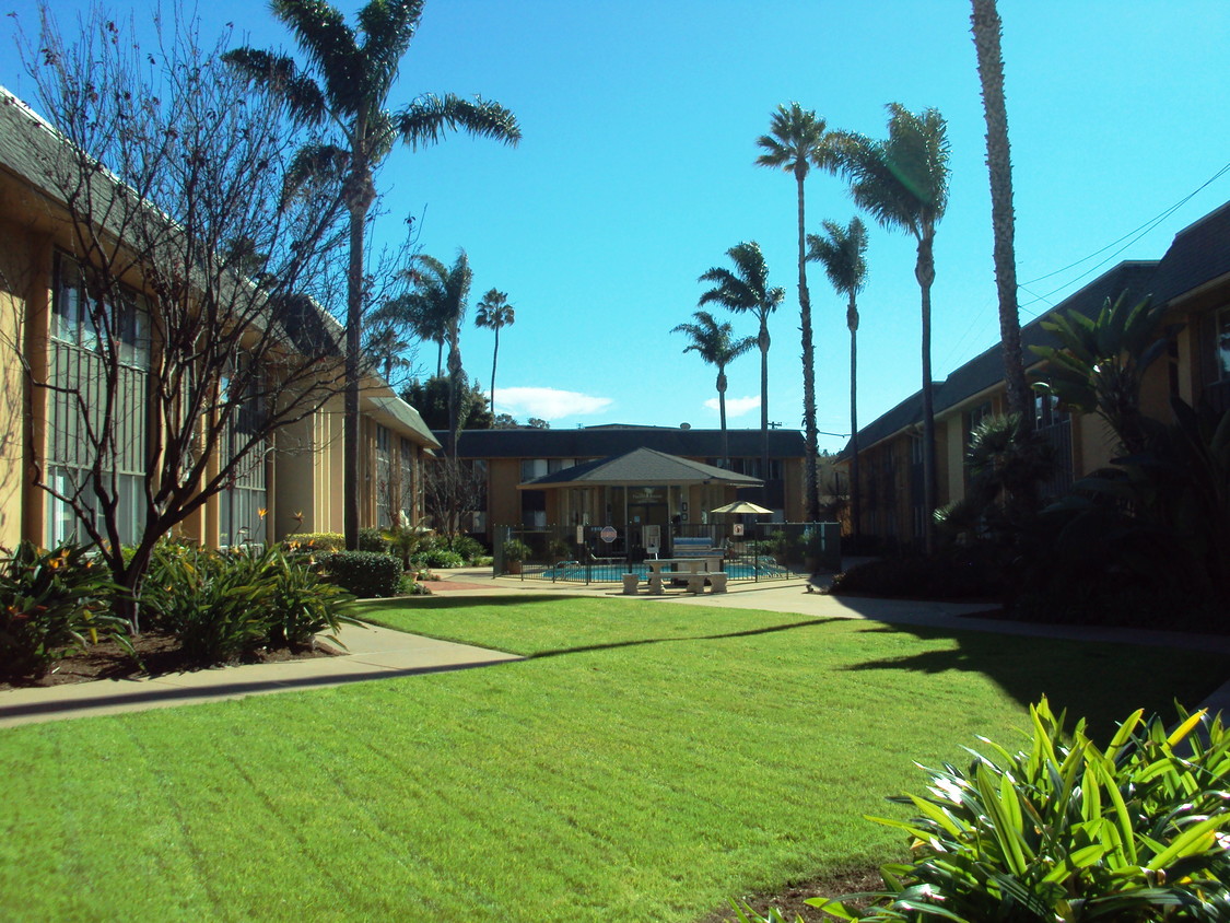 Courtyard - Pacific Breeze Apartments