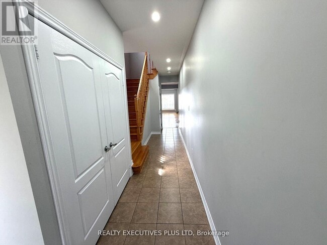 Building Photo - 88 Banbridge Cres