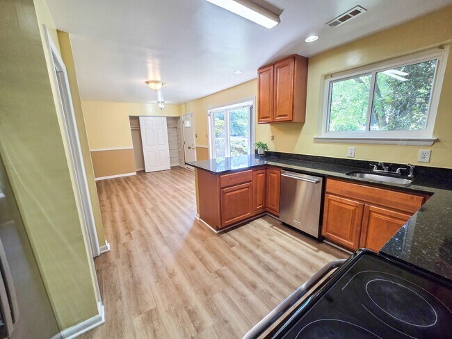 Building Photo - 305 Hillsboro Dr