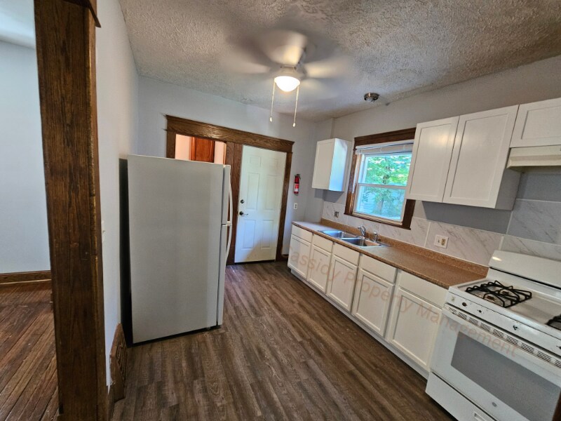 Building Photo - 136 Hollinger Ave