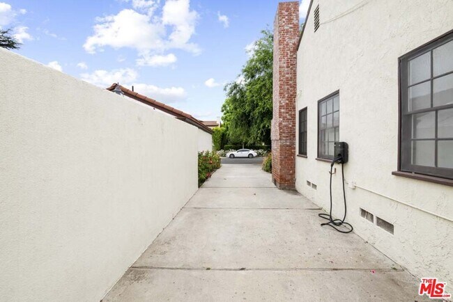Foto del edificio - 4753 Saloma Ave