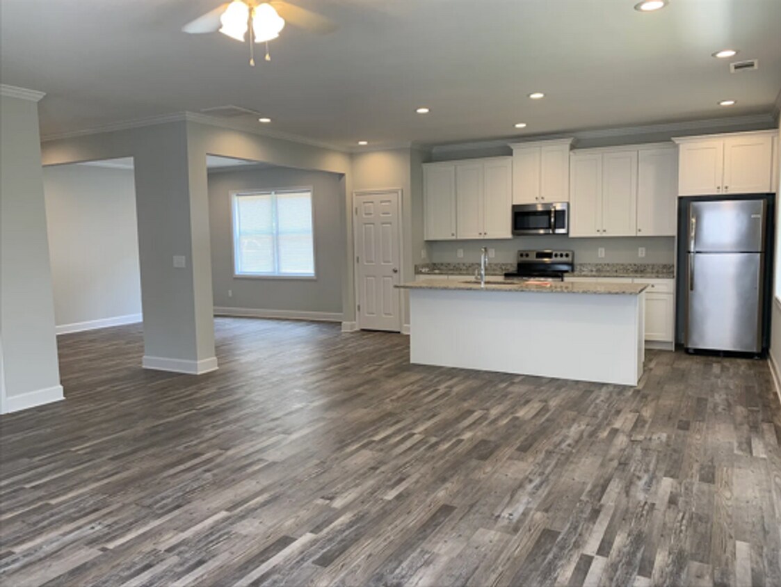 Building Photo - PRE-LEASING FOR AUGUST 2025!