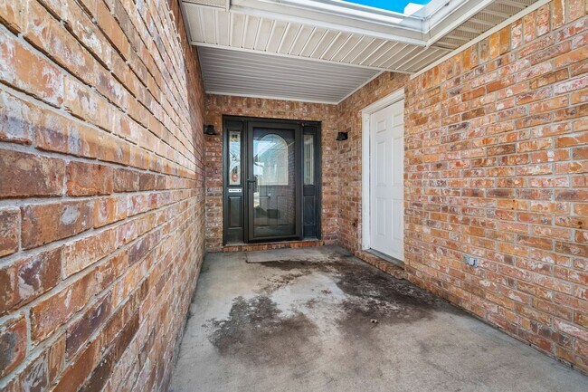 Building Photo - Modern 3-Bedroom Home with Fresh Updates –...