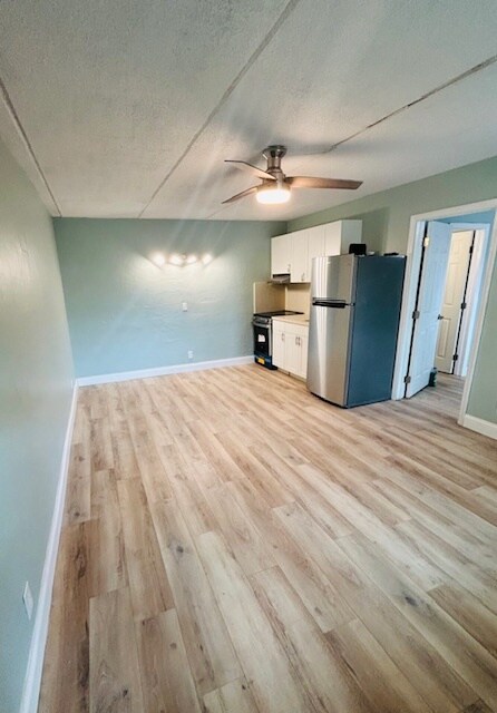 Spacious open-concept living, dining & kitchen - 3211 SW 44th St