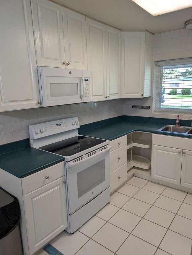 Building Photo - Anastasia Island 2 story home on Corner Lot!