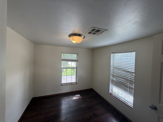 Foto del edificio - 805 E 13th St