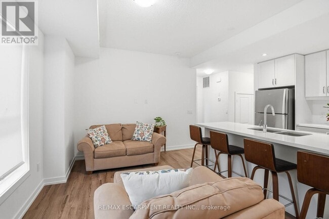 Photo du bâtiment - 70 Kenesky Dr