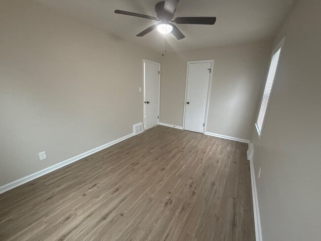 Building Photo - Beautiful 3-Bedroom Home – We Welcome Sect...