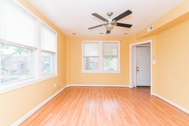 Building Photo - 1415 Holbrook St NE