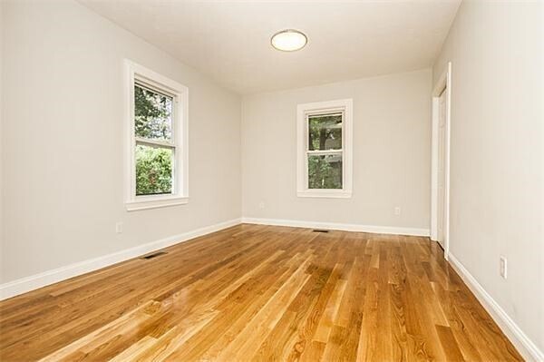 Foto del edificio - 18 Cottage Park Ave