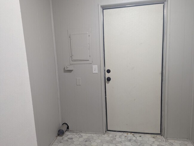 Foto del edificio - Nice 3 bedroom, 1 bath with large backyard