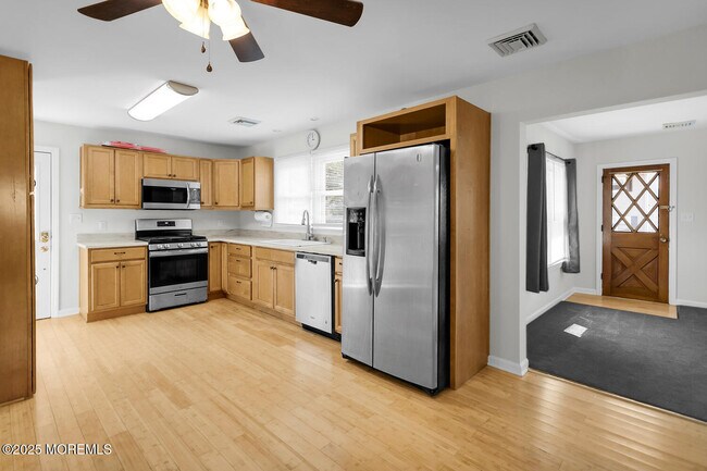Foto del edificio - 663 Monmouth Ave