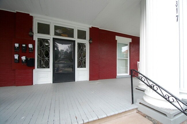 Building Photo - 317 S 5th St