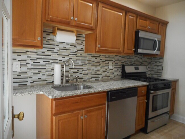 Building Photo - 609 Pascack Rd
