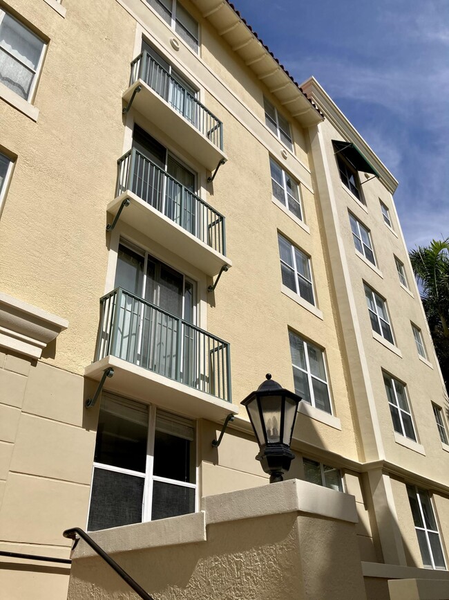 Building Photo - 630 S Sapodilla Ave