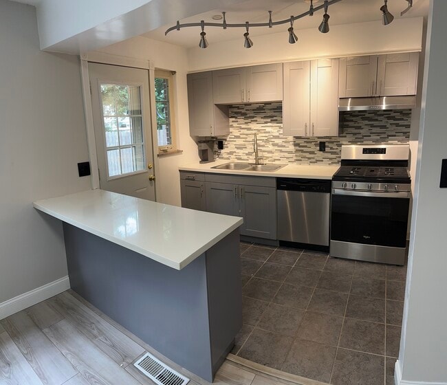 Building Photo - 1781 Kings Ct