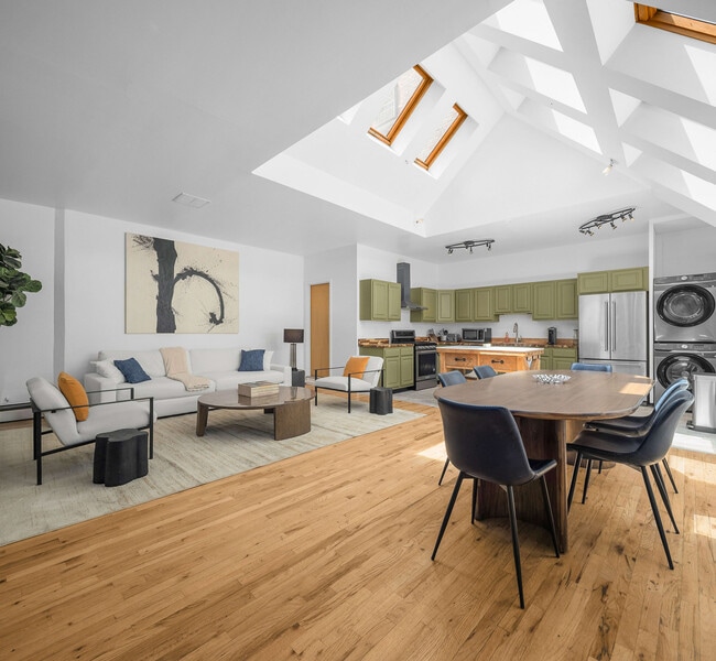 Building Photo - 350 Bowery