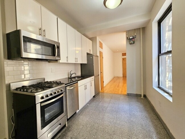 Building Photo - 652 W 163rd St
