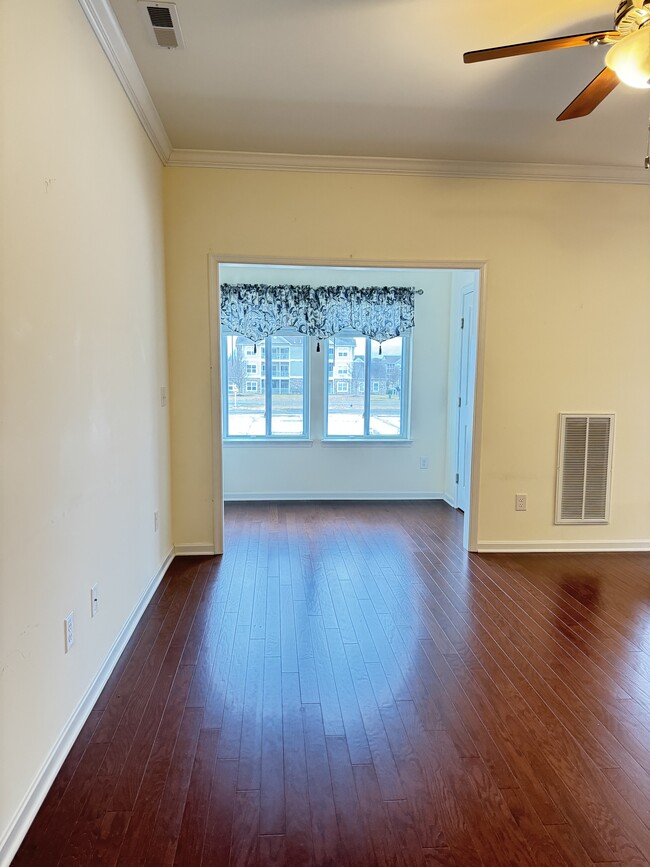 Building Photo - 5102 E Pebble Ln
