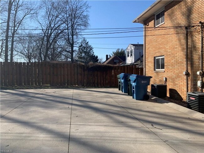 Foto del edificio - 6311 Theota Ave