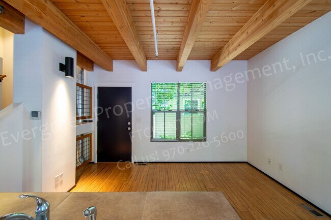 Foto del edificio - 318-320 W Myrtle