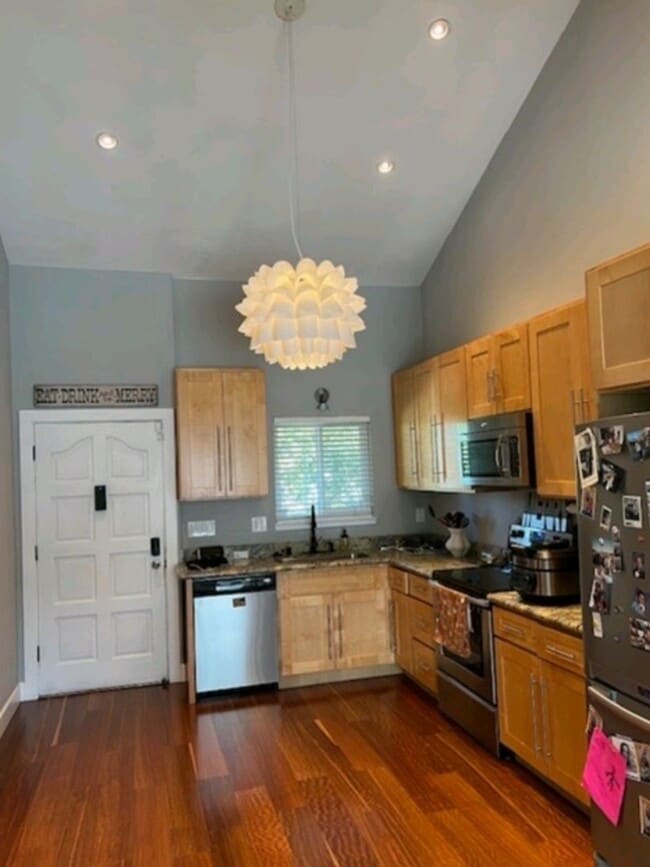 Building Photo - Gorgeous Updated 2 Bedroom, 2 bath Condo with 1 car garage For Rent in Pleasanton.