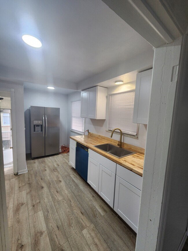 Building Photo - 3360 E 147th St
