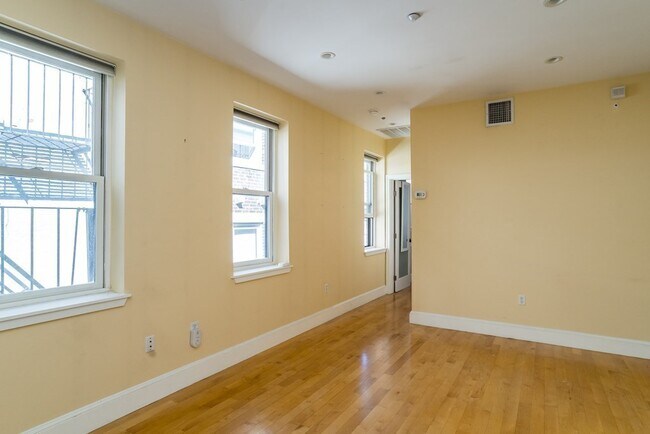 Foto del edificio - 8 Garden Ct St