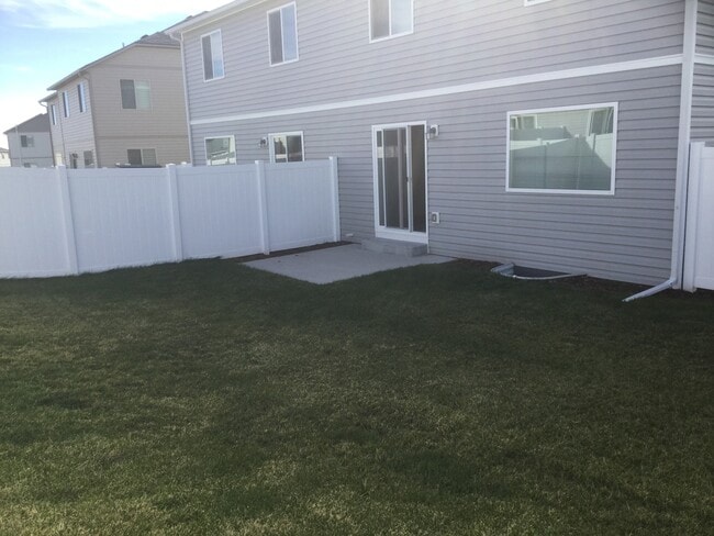 Building Photo - 3 BEDROOM 2.5 BATHROOM SADDLE RIDGE TOWNHOUSE