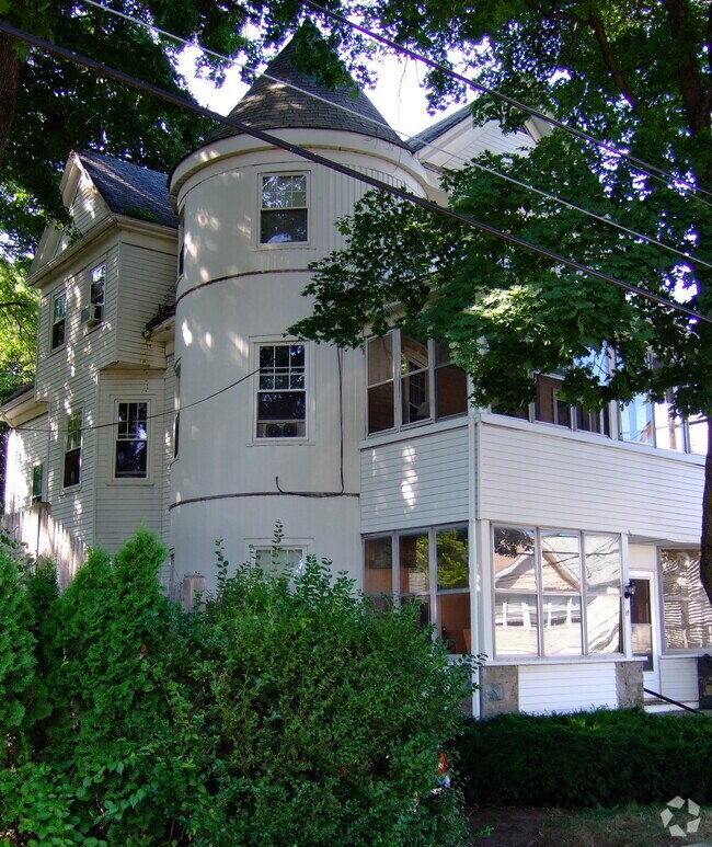 Building Photo - 16 Burton St