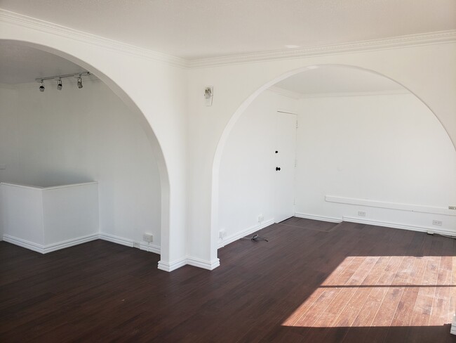 Building Photo - Beautifully Renovated 2 bedroom Penthouse ...
