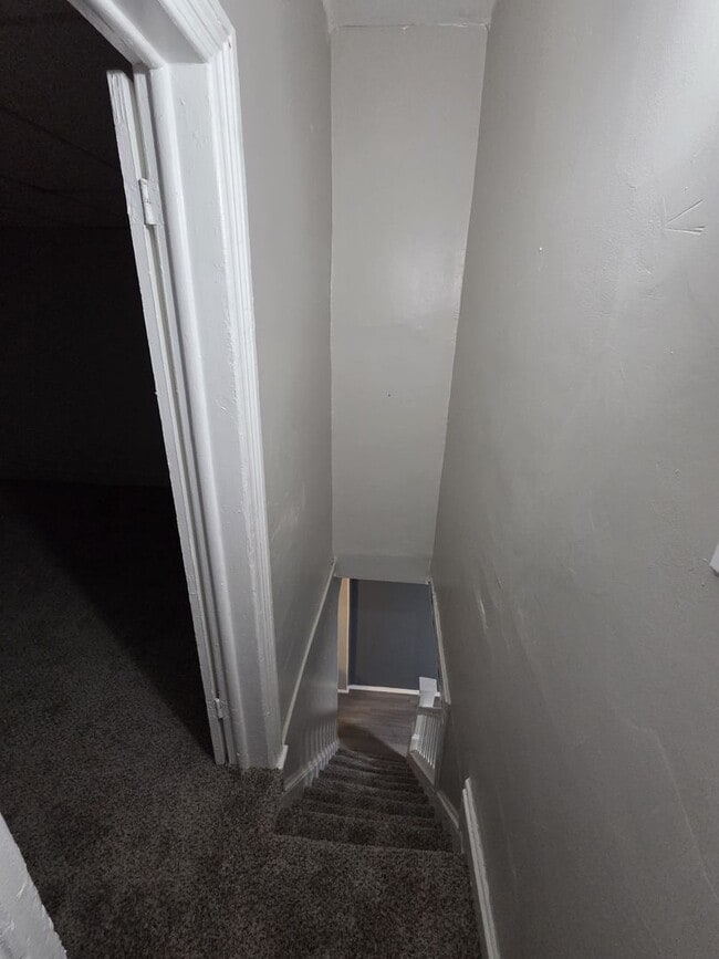 Building Photo - 2 Bedroom House w/ washer and dryer hook up