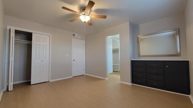 310 DORMITORIOS - Brookwood Apartments