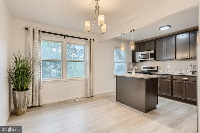 Building Photo - 9 Robinway Ct