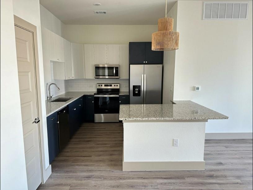 Foto principal - 18210 Park Row Dr