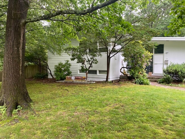 Building Photo - 20 Greenleaf Dr