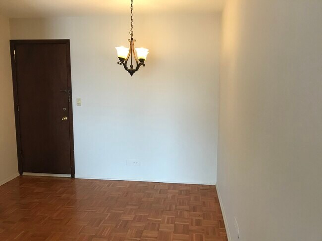 Building Photo - 1005 Des Plaines Ave