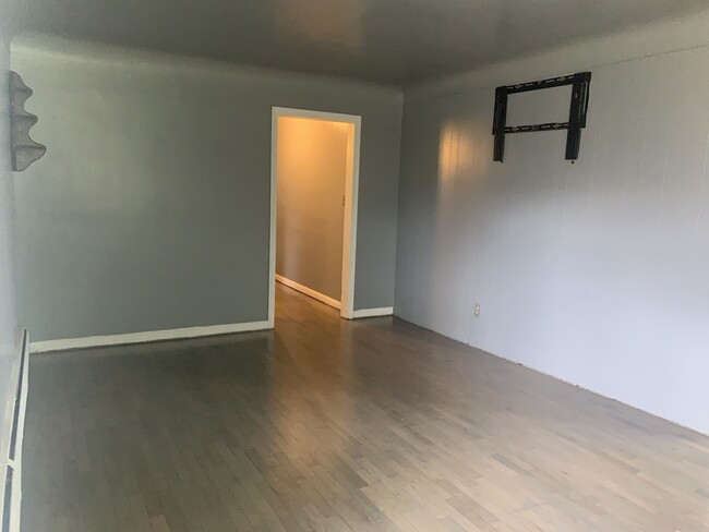 Building Photo - 21225 Beaconsfield Ave