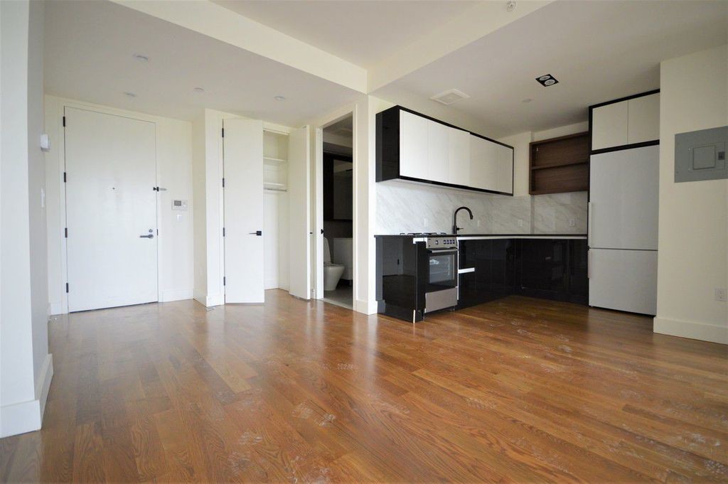 Primary Photo - 581 Ocean Pkwy