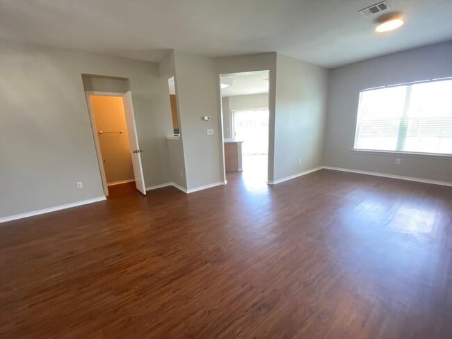 Building Photo - 330 Mistletoe Ln